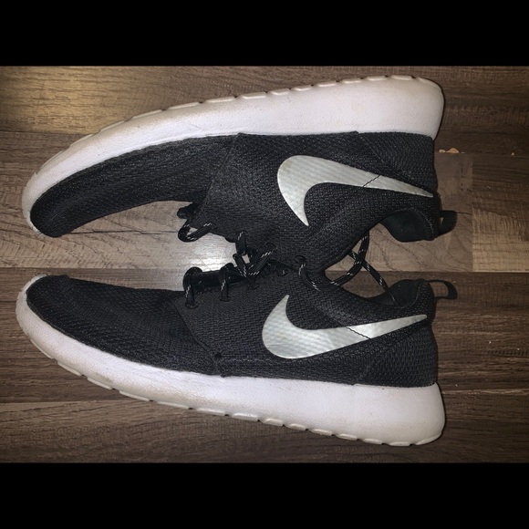 Nike Shoes - Nike Roshes